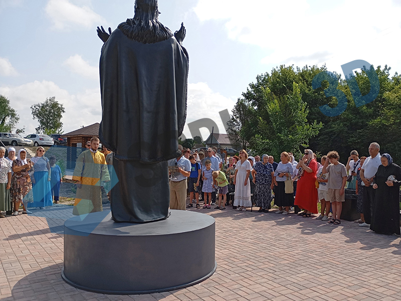 памятник святому